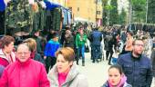 COMPRAS. Los marteños transitan por el mercadillo de los sábados, en el recinto ferial.