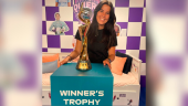 La periodista bailenense, Mayca Jiménez, junto al trofeo del Mundial. 