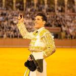 Alejandro Talavante saluda al tendido tras su faena en la Real Maestranza de Sevilla.