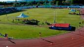 Panorámica del campo de fútbol de Andújar y de la pista de atletismo en una prueba celebrada. / CD Raíces.
