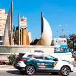 Agentes de la Guardia Civil en una de las principales rotondas de acceso a Adra. 