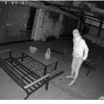 Imágenes de una persona encapuchada captadas por una cámara de videovigilancia.