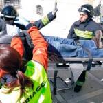 Sanitarios del 061 trasladan a un “herido” durante el simulacro. / Agustín Muñoz.