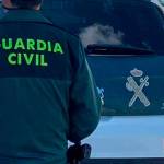 Agente y coche de la Guardia Civil. Archivo. 