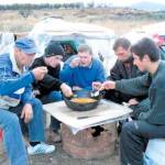Grupo de rumanos malviviendo en chabolas improvisadas, a las afueras de Torredelcampo. / Archivo Histórico de Diario JAÉN.