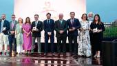 Autoridades y premiados en la fotografía final una vez entregados todos los galardones en el enclave de la Estación de Madrid de Linares. / Ana Belén Portellano / Diario JAÉN. 
