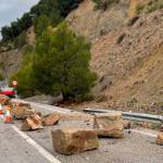 Las rocas invaden la A-324. / Junta de Andalucía.