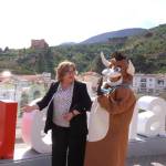 La alcaldesa de Huelma y Solera, Ana María Guzmán, con la mascota del Gran Prix en el vídeo de elección. / Ayuntamiento de Huelma