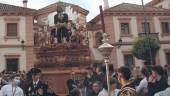 Nuestro Padre Jesús de la Sentencia, flanqueado por los capataces de la cofradía, tras su paso por la Carrera Oficial de Andújar. / Pablo Espinosa / Diario JAÉN. 