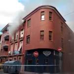 Humo saliendo desde la vivienda afectada por el incendio, en la calle Santiago, en Linares. / Facebook de Manu Ruiz.