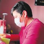 FABRICACIÓN. Una vecina confecciona mascarillas en su domicilio.