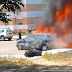 Coches ardiendo esta mañana en Linares. 