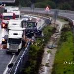 Vista general del estado en el que quedó el camión accidentado en la A-4. / DGT