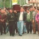 Familiares y amigos de las víctimas acompañaron a los restos mortales hasta la parroquia de la Virgen de Fátima. / Archivo Histórico de Diario JAÉN.