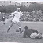 Ángel María Arregui se dispone a lanzar delante del portero en un partido jugado en el antigio Estadio de La Victoria. / Archivo Histórico de Diario JAÉN. 