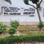 Imagen del PSOE de pancartas reivindicativas en el centro educativo.
