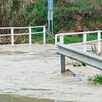 La carretera JV-2930 cortada al tráfico a la altura del Puente del Arroyo Salado de Porcuna. / José Luis Pantoja. 