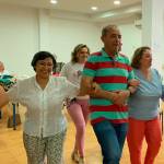 Alumnos del Centro de Educación de Personas Adultas Luparia de Loprea bailan ‘Paquito el Chocolatero’. / Diario JAÉN.