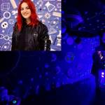 Planetario al completo hecho por “Enganchadas de un hilo” al fondo; a la izquierda la astronauta Sara García Alonso, y, a la derecha, ella hecha de ganchillo, junto al tapiz con su nombre.