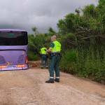 Vehículo clavado en un badén de la carretera secundaria de Lugar Nuevo. / M. Rosa.