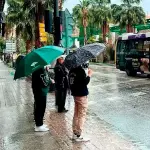 Un grupo de personas bajo la lluvia en Jaén. / Álvaro Guzguti / Diario JAÉN.
