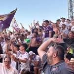 Aficionados del Real Jaén en el partido de vuelta del playoff ante el Atlético Central celebran uno de los goles que llevaron al club blanco hacia el ascenso. / Nicolás Collado / Diario JAÉN.