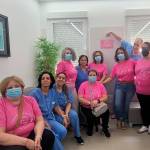 Colocación de la placa de la asociación “Corazones Rosas”. / Junta de Andalucía.
