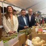 La alcaldesa de Alcaudete, el presidente de la Diputación y el subdelegado del Gobierno, visitando los estands con las frutas y verduras de la Sierra Sur participantes en este concurso.