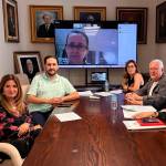 La alcaldesa, Auxi del Olmo; el periodista Fran Miranda; Carmen Menéndez, de Banco Santander; María Jerez y José María Villén, gerente y presidente de la Cámara de Comercio de Linares, y Ana Peña, gerente de la Cámara de Andújar.