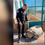 La Policía, junto al miliario sustraído. / Junta de Andalucía.