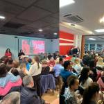 A la izquierda, Ángeles Férriz cerrando la campaña en La Carolina. A la derecha, Juan Latorre, en el cierre de campaña en Baeza.