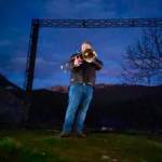 Juan Francisco Aránega, con su trombón, en el concierto de Navidad 2025 en la aldea de La Hueta, en Orcera. / Diario JAÉN.