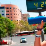 Una joven bebe agua para soportar las altas temperaturas. / Rocío Ruiz / Europa Press.