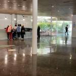 Varias personas en el hospital de alta resolución de Cazorla, donde se ha trasladado el centro de salud. Archivo.