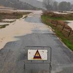 Vía llena de agua que impide el paso.