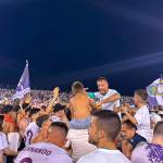 Los jugadores celebran con la afición el ascenso a Segunda Federación. / Diario JAÉN.