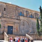 Un grupo de turistas ante la Catedral de la Natividad de Nuestra Señora, de Baeza.