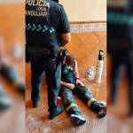 Uno de los bomberos heridos es atendido por la Policía Local. / Bomberos de Andújar.
