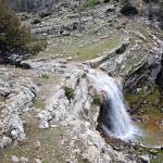 Caída del Arroyo Borracho, que recoge principalmente de rezume en la carretera de Las Cumbres que lleva a El Yelmo y a Río Madera. / Diario JAÉN.