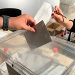 Una electora deposita su voto en la urna. / Archivo Europa Press.