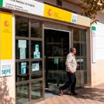 Un persona sale de una oficina del SEPE. / Francisco J. Olmo / Archivo Europa Press.