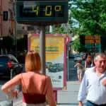 Varias personas caminan por la Avenida de Madrid, en Jaén. / Archivo Diario JAÉN. 