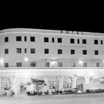 El Rey Fernando con la terraza de la estación repleta de gente. / Archivo Histórico de Diario JAÉN.