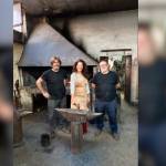 Ana Mata y los hermanos Pepe y Paco Garrido Rus en su negocio Forja Tiznajo.