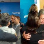 Manuel Palomares y Antonio Losa reciben el cariño de sus compañeros en la sede del Partido Popular. 