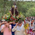 Llegada de San Isidro a la sala de máquinas en el paraje natural donde se celebra la romería. / Elisabeth Ruiz. / Diario JAÉN.
