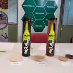 Los estuches de las botellas de aceite de oliva junto a los componentes. 
