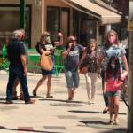 Vecinos con y sin mascarillas pasean por el entorno de la Plaza de la Constitución de Jaén.