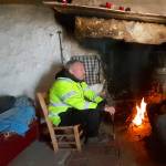 El alcalde de Segura de la Sierra, José Manuel Martínez, junto al ganadero Javi.