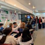 Ana Belén Mata y Francisco José Solano, junto a la alcaldesa de Huelma, Ana María Guzmán, visitan uno de los centros. / Junta de Andalucía.